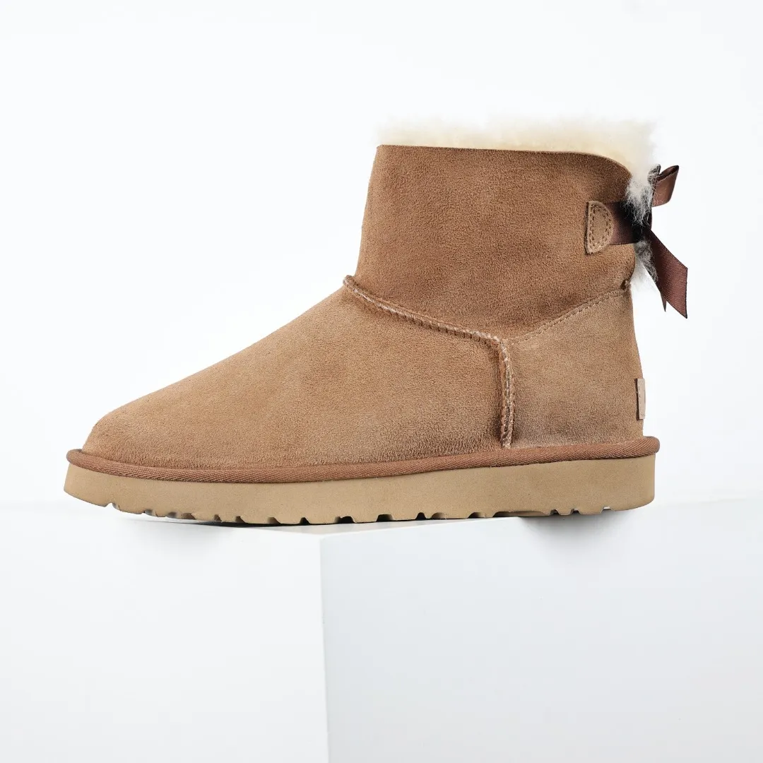Pick up locally 💰600 Core recommended good price Independently developed original outsole and cashmere insole to keep you warm in winter and suitable for home use. In the new year, uug launched a style series, which is partially geared towards the preferences of young consumers and has also moved to the forefront of fashion trends. Shoe body material Water-repellent coated suede upper 17 mm UGGPURE™ implanted wool insole Lightweight non-slip comfortable rubber outsole With brand LOGO trademark Comes with a full set of packaging Size: 35 36 37 38 39 40